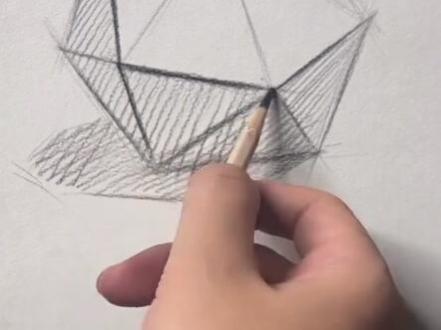 教你画二十面体 今天我来带各位同学画一个素描基础中的二十面体,同学们快来一起练习一下吧
#每日一画