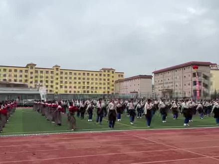 这叫什么踢踏舞?知道名字的麻烦在评论里说一下。有点斗舞的感觉,非常好看!#记录校园生活 #校园 #操场上从来不缺舞者 #舞蹈 #可爱的学生