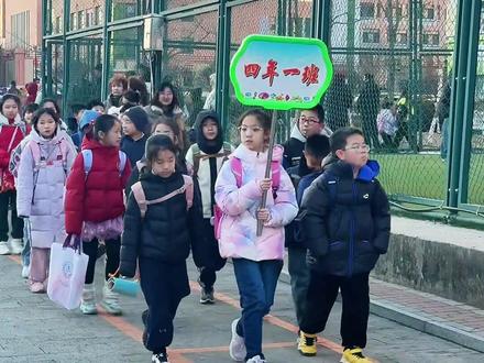 16年的小猴子们,你们都多高了?平时女篮训练都是最矮的,今天接放学才发现不是最矮的#打篮球的女生 #篮球女孩 #小学生
