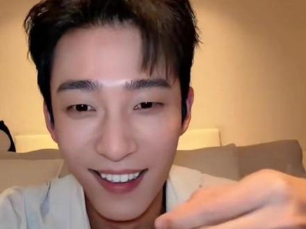 2025.12.15@姚冠宇 部分录屏
只发前半段
新剧12.16十点在🥝上线,可能还有一场直播。
1. 炫新手链,手链上是不emo,“手链不是粉丝送的 不是女朋友送的 你管谁送的?”
2.冠宇:明天播的戏叫什么?我来做任务了,大家懂我意思吧?
3.抽了11个,每人一张签名照(有一个重复了,得两张签名照)。
4.今天定妆。
5.明天多去🥝发弹幕,冠宇会看。
6.剧本在戏里的名字是编剧取的。
7.弹幕:有剧本的签名照吗? 冠宇:我让剧本踩一个。
8.签名照没有香水味了
9.早上6点半开机,晚安。
#姚冠宇