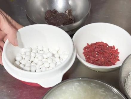 红糖酒酿小圆子做法、配方分享来了,在冬天的季节里可以通过调整粥的口味加上他#营养粥 #老面小笼包 #早餐 #记录真实生活