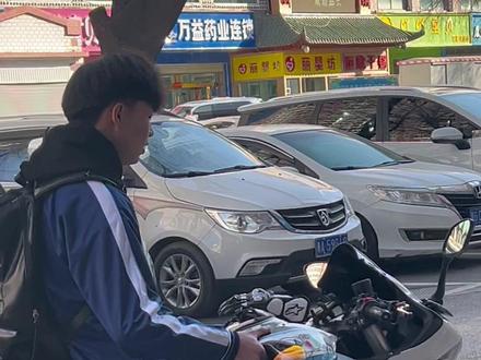 成年拿到驾照后的第一件事应该是骑机车上下学吧 #骑车上学 #赛600 #西宁五中