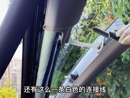 Tesla 22款ModelY音响系统,简配一个喇叭!#特斯拉 由原来的14➕低音炮变为13➕低音炮,阉割减掉的为中置高音喇叭!#22款modely #model3 偶然发现内饰板“安全系带”,相比“二级卡扣”看起来更加放心