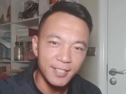 #南麂岛旅游攻略 给大家准备好了☝怎么上岛:注公众号“南麂客运旅游”买船🛥票,选择“鳌江到南麂或者瑞安(5•1后有船),大约1.5个小时到。✍避晕口诀:上船睡觉,心随浪动。提前预约往返船票。(出发前看下天气,天气好,海特别蓝)
✌主要景点:
✨大沙岙沙滩:全世界唯一对游客开放的贝壳类沙滩,很细很软很漂亮,沙下10公分藏着美味的等边浅哈很美味,海水清澈。(记得带拖鞋、防蚊、防晒用品、充电宝、雨具、零食等)
✨马祖岙:看日落的地方,去沙滩路上会经过这个“海上牧场”,养殖了多种海珍品(回去要带点特产选择南麂大黄鱼或者各类鱼干)
✨三盘尾景区:看日出的地方,有天然大草坪,可以随意拍照,到哪都能拍出海景大片
👌注意:
旺季时间:每年5月1号一10月7号淡季时间:每年10月8号一次年4月30
淡旺季进岛门票票价不一样,淡季“航班较少,选择好天气更重要”
💘⭕️拿走不谢,祝您玩的开心!#温州小黑哥