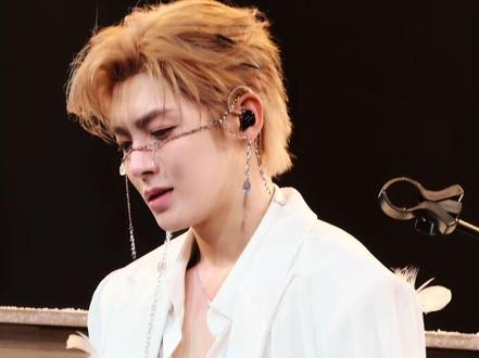稀碎的《雨天》 来自内场A4的无奈大背影😂😂#侯明昊 #侯明昊演唱会