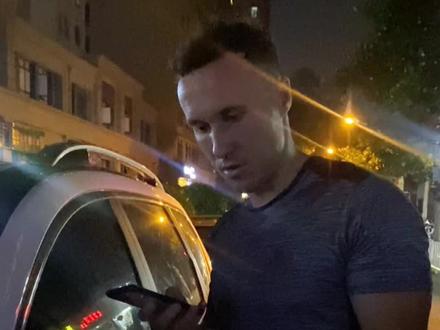 老公今天接孩子下课,路过这条巷子 不小心把别人的车子倒后镜擦了一下,打电话车主来 赔了150块钱 才安心回家 !#异国婚姻 #记录真实生活 #夫妻日常 #文明出行