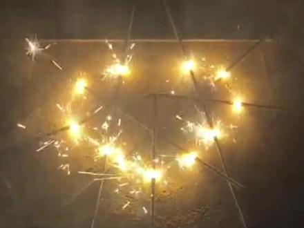 仙女棒玩出新花样,巧妙搭建出燃烧的爱心! #创意手工 #仙女棒烟花 #脑洞大开 #浪漫惊喜