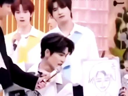 #张凌赫多部剧在东南亚热播#张凌赫泰国越南人气
近日,张凌赫因在综艺中调侃田曦薇给他画的画像说:“我感觉出生在东南亚”,而引发全网热议。东南亚网友认为张凌赫的言论涉及地域歧视、外貌刻板印象,触及了底线问题。随后,张凌赫发双语评论道歉,表示对于在综艺中所说的话,让大家觉得不适,感到非常抱歉。每种文化都有独特的魅力,本意绝对没有任何歧视的意思。并且对多年来东南亚粉丝的支持心怀感激,不希望任何支持他喜欢他的人因此感到难过。然而,部分东南亚网友对他仅在评论区道歉的行为感到不满,称其应当发布正式的道歉声明。
据悉,张凌赫主演的电视剧《逐玉》正在东南亚热播,3月6日开播即网飞泰国日榜第一,iQIYI、WeTV全平台TOP1,马来西亚网飞全球剧榜TOP10,越南、印尼同步热播,话题霸榜本地热搜。此前,由其主演的《爱你》在东南亚也势头强劲,登顶爱奇艺国际版2025全球内容热播榜显示华语剧集榜首,并位列2025年泰国人在谷歌热门搜索的十大中国电视剧。#逐玉 #张凌赫