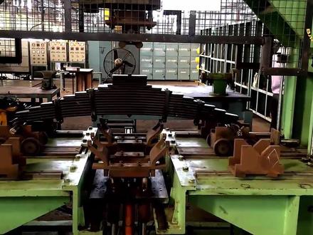 实拍汽车的钢板弹簧的制造过程,流程相当复杂!