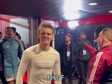 阿森纳4-1阿斯顿维拉 掉链子?不存在的!阿森纳新年稳坐王座,4:1宣告冠军野心!赛后阿尔特塔表达了对球队表现的喜悦。面对连胜的强劲对手,球队开局进入状态较慢。但经过调整后在下半场“找到了节奏”,在进攻三区变得高效而致命,这是取胜关键。他特别称赞了伤愈后渐入佳境的队长厄德高,也表扬了带伤出战、在攻防两端作用关键的加布里埃尔。对于赖斯的伤势,他表示需观察未来几天肿胀消退情况才能确定能否出战伯恩茅斯。阿尔特塔强调了在密集赛程和伤病困扰下,球队能适应不同情境并连续取胜的重要性。他满意于全员的贡献,例如久伤复出的热苏斯取得了进球。祖比门迪也迅速适应了英超并发挥了重要作用,尤其是在本场比赛中冷静地完成了关键进攻。阿尔特塔总结,这是结束一年的好方式。球队在享受与家人团聚后,将立即专注于接下来的挑战。
#阿森纳 #阿尔特塔 #加布里埃尔 #赖斯 #英超积分榜