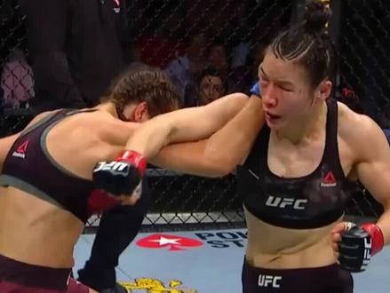 #张伟丽 #格斗搏击 #运动锻炼 张伟丽惜败舍甫琴科,无缘蝇量级冠军
北京时间2025年11月16日,UFC322蝇量级冠军战在美国纽约麦迪逊广场花园激情上演,中国女子综合格斗名将张伟丽向现任蝇量级冠军瓦伦蒂娜·舍甫琴科发起挑战。
比赛中,张伟丽与舍甫琴科展开激烈角逐,打满五回合。舍甫琴科凭借丰富的经验、精准的打击和稳健的风格,在站立打击和地面缠斗中全面压制张伟丽。最终,经一致判定,张伟丽以45:50、45:50、45:50的比分落败,无缘蝇量级冠军。
尽管未能夺冠,但张伟丽的表现依然可圈可点。她此前在草量级三次成功卫冕,此次升重挑战,勇气与决心令人钦佩。赛后,张伟丽大方恭喜舍甫琴科,并表示自己已尽力,会继续努力变得更强。她这种跌倒再站起、永不放弃的精神,激励着无数人。期待张伟丽未来能调整状态,再次向冠军发起冲击,续写属于自己的格斗传奇。