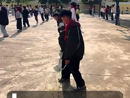 近日,云南省砚山县稼依镇大尼尼小学,一段支教老师教孩子跳绳的视频感动全网。这个男孩曾是体育课上“最慢”的孩子,却幸运地遇见了耐心的老师,和一群暖心的同学,让人看到了教育最动人的模样。#教育 #支教 #支教老师 #暖心故事