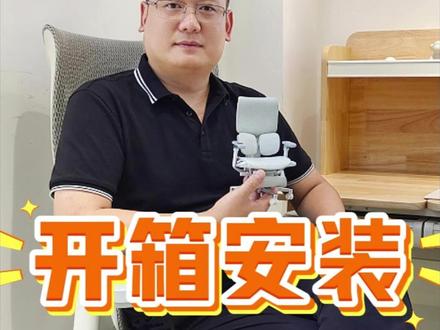 西昊m90b-403安装视频讲解 配件:椅座、靠背、气压杆、五星脚、螺丝包,别遗漏!
第一步:将气压杆插入五星脚中心孔,轻轻按紧即可。
第二步:椅座底部朝上,对准气压杆顶端放下,听到“咔嗒”声就固定好了。
第三步:用附带的内六角螺丝,将靠背与椅座连接,先拧对角螺丝固定位置,再逐个拧紧,避免歪斜。
最后检查所有部件是否稳固,调节一下扶手和头枕,安装完成!全程5分钟搞定,新手也能轻松上手~
#人体工学椅 #人体工学椅测评 #西昊vito #北京椅共赢家居
人体工学椅具体怎么选,可以先试坐。推荐试坐后下单,不踩坑。
#人体工学椅 欢迎私信询价!
北京人体工学椅体验推荐,试坐,安装,送货,保养,维修,清洁,维护,一站式全包括。
店员接待,介绍讲解,都是很专业的,现在还有隐藏福利!