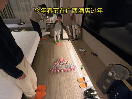 春节亲子互动,用小游戏给孩子发压岁钱 家庭亲子娱乐,纯属新年压岁钱仪式感,快乐陪伴,健康成长~#春节亲子游戏 #过年陪娃日常 #压岁钱的仪式感 #亲子互动小游戏