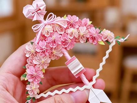 春天最后一把樱花弓,简单升级,浪漫升级 谁懂啊!想不到手残党也能做出这么漂亮的樱花花弓,一学就会。不会的折纸教程和尺寸都可以来问我哈。用做手工小礼物超适合春天和毕业季。快艾特你最好的朋友来折,看看谁折得更漂亮#折纸花弓#抖音宝藏生活家#交换我家的春天 #手工教程