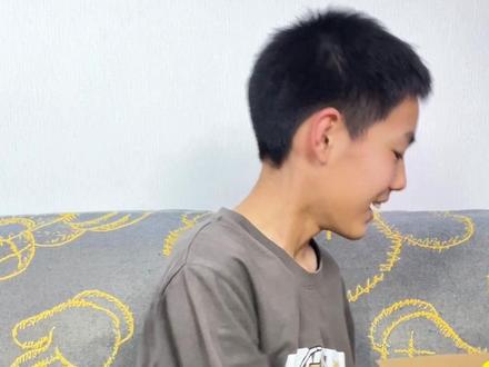 开箱周黑鸭零食大礼包~ 不仅有经典的鸭脖、鸭掌和鸭翅,还有各种豆皮、鱼仔和小零食。#周黑鸭 #零食开箱 #卤味零食