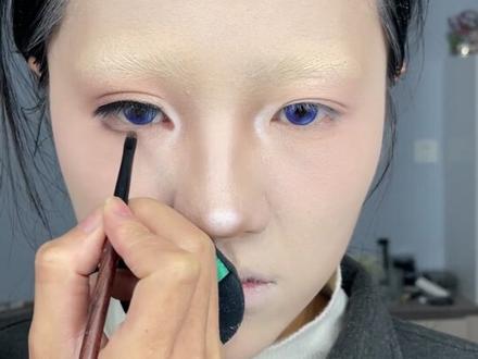 华丽版夏尔cos妆教!万用正太感cos妆
#cos #啵酱 #黑执事 #正太 #郑州妆娘