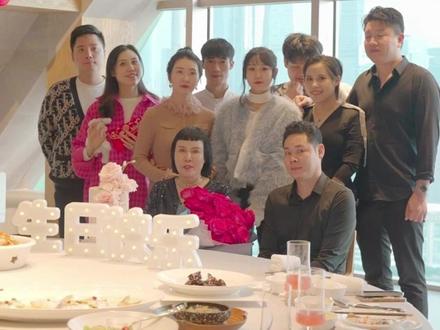 妞妞在《亲爱的客栈》讲爸妈相爱往事,相差16岁的爱恋成就13口幸福大家庭。历经岁月相守,每月团圆满是烟火温情。#亲爱的客栈 #猫七七 #黛莱皙 #父母爱情 #姐弟恋