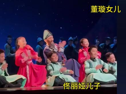 佟丽娅母子表演真暖心,小朋友灵动可爱!