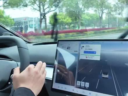 早高峰的路,交给极狐S5的城区NOA就够了。
设置好导航,车子就能自己处理红绿灯、自动变道、礼让行人和非机动车。最绝的是,它不依赖高精地图,全国的路都能开!AR-HUD把导航直接投在路面上,抬眼就能看,安全感爆棚。这哪是开车,简直是享受!