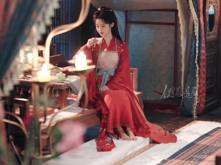 传闻中凶神恶煞、小儿不敢夜啼的镇北将军,竟为了迎娶天下第一美人,当众摘下那遮面面具。
谁能想到,这张脸足以颠倒众生!你猜,美人看到真容那一刻,心动了吗?#虎妻 #至春禾 #杨泽 #至春禾杨泽虎妻开播