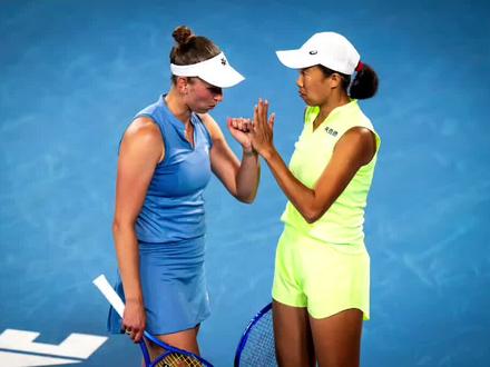 #张帅 #高芙 #姆博科 #郑钦文vs帕克斯 #王欣瑜vs莱巴金娜
多哈赛即时点评
梅尔滕斯因伤退出多哈站双打
她和张帅的签位将由詹皓晴、陶森替代
张帅本站单双打都无缘,有点可惜了
今日高手悉数出局
高芙被科恰雷托横扫
保利尼被萨卡里淘汰
亚历娃则被奥胖轻取
姆博科感觉要很快进入前十了
希望今晚钦文和王右能会师第三轮