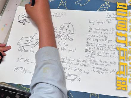 乔宝的乒乓球手抄报 #星星的孩子 #手工diy #画画🎨 #自闭症 #手抄报 五年级下英语实践作业《How Do You Play the Table Tennis?》|这份作业时间比较紧张,为了达到简单又“出数”的效果,教乔宝采用了思维导图的形式,把绘本内容大体分成乒乓球小知识和著名运动员邓亚萍两大部分。其中,乒乓球小知识分为运动器材、人数、起源和简单规则四块,配上小插图,写写画画的过程也是加深他印象给他自己扫盲的过程。我们从绘本里整理了有关邓亚萍的简介,也上网搜了些比赛视频给乔宝欣赏,他是画不出人家的样貌的,但总要多看看,一点点积累些楷模,或许总有一天他能意识到这辈子得做些什么,不能像现在一样昏昏噩噩把自己封闭在自闭迷宫里,连回答个“将来想做什么”都只能靠死记。来不及设计排版,干脆从红色纸袋上裁两片下来,用双面胶把思维导图贴上,又另画了张邓亚萍获得奥运金牌的卡通形象跟大标题装饰上去。手抄报一下就又自带了贺卡般的热烈,喜气洋洋,若是有时间可以做点儿晃晃悠悠的乒乓球、做个照片机关就更好啦!英语实践课做阅读分享时,全班好像只有乔宝采用了手抄报形式,还受到了老师的表扬,这学期的实践课凭借翻翻书、手抄报、英语卡片成了“优等生”!我这个“闭娃背后的女人”真是功不可没!PS.明天就要考央音6级了,希望抽到擅长的音阶,希望表现稳定,希望顺利一次通过!