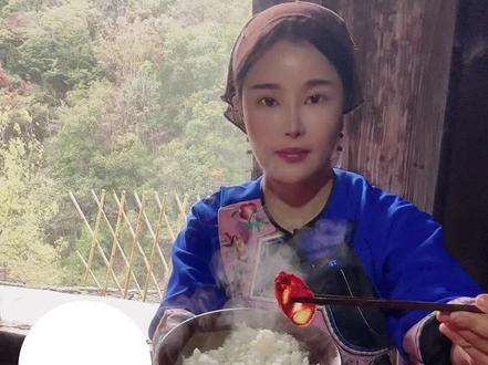 今天不直播哦姐妹们,明天老时间不见不散。
评论区总有姐妹说我每次吃饭敲筷子,感谢姐妹们的提议跟建议,我这次不敲筷子了。之前敲筷子是因为为了把筷子上面的饭敲掉,再夹菜干净一些😊。