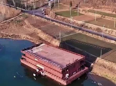 被任长霞干掉的登封红船。1996年初,王振松承包白沙水库水产公司后,以此为基础建立了一个配备枪支、摩托艇的黑社会性质组织“水上巡逻队”。为了进一步敛财并掩盖犯罪行为,他在水库上建造了“红船”和“白船”。其中,“红船”内部装修奢华,被专门用作组织、容留妇女卖淫的场所;而“白船”则主要用于开设赌场,吸引赌徒。这两艘船成为了该团伙进行黄、赌非法活动的核心据点。
该团伙作案时间长(1996年至2001年),涉案人员多达55人以上,涉嫌罪名广泛(包括故意杀人、组织卖淫、偷税等16项),造成多人死亡、重伤,严重破坏了当地经济与社会秩序,被称为“郑州第一涉黑案”或“中原打黑第一案”!
2001年4月,任长霞调任登封市公安局局长后,收到大量关于王振松团伙的举报。她先秘密调查,摸清了团伙的组织结构和红船、白船的运作规律,并清除了警方内部的“内鬼”。2001年4月29日深夜,任长霞亲自带领特警,乘坐冲锋舟突袭白沙湖,成功控制红船、白船,解救出被囚禁的妇女,并抓获多名团伙成员。5月1日,王振松试图到公安局行贿时,被任长霞当场逮捕。随后,该团伙其余成员相继落网。
2004年4月14日晚,年仅40岁的任长霞,在办案途中遭遇车祸不幸逝世……#任长霞 #中原第一打黑第一案 #正义永远不会缺席