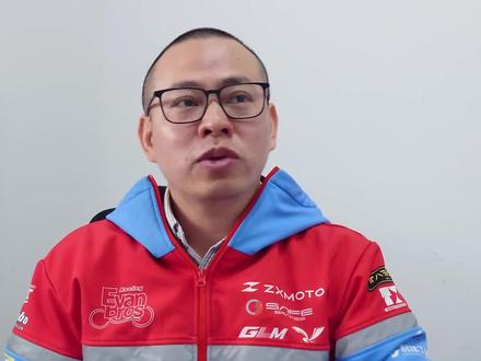 回复网友Vicky发型设计发布的张雪机车海外商务服务的视频 1,一开始就告知了马来西亚有其他合公司已经在推进合作,同时你没有行业经验,所以和你合作可能性非常小,这是清楚的表明现在的情况,也是为了避免你的精力和时间的浪费。2,马来西亚运作一个摩托车品牌需要订单,进口手续,认证手续,开发区域经销商,品牌推广,市场营销,售后服务等,需要大量的资金和专业的人士。你以为只是开一个和国内一样的门店。我提出资金需求也是为了说明此项目的复杂性,避免你盲目行动。@Vicky发型设计(泡泡发膜)