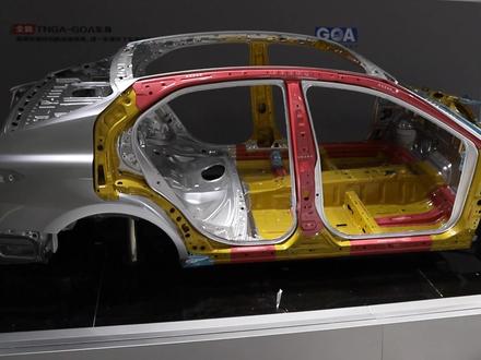 这辆凯美瑞骨骼清奇 从丰田骨架讲碰撞安全 汽博会03