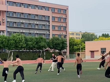 这算是什么运动?😂足球的场地,手球的规则,橄榄球的达阵,冰球的对抗,篮球的跑位,合成一个不像手球🤾🏻♂️的运动 #操场上的他们永远快乐 #体育生带你杀出重围