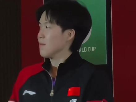 王楚钦对孙颖莎的偏爱,藏在每一个细枝末节里,让无数人动容。成都混团颁奖礼上,聚光灯聚焦之下,王楚钦走上领奖台的脚步格外缓慢。他频频回头,目光始终紧锁着身后的孙颖莎,直到看着她稳稳站到属于自己的位置上,才安心转过身来。这一幕,像极了休斯顿混双颁奖典礼的复刻——彼时台阶偏高,王楚钦全程守在莎莎身边,耐心示范着落脚的位置,一遍遍叮嘱“慢一点,踩稳了”,那份细致与谨慎,仿佛在呵护一件稀世珍宝。
赛场上的他们是并肩作战的黄金搭档,私下里,王楚钦早已把“照顾莎莎”刻进了习惯里。熟悉他们的球迷都知道,孙颖莎向来不挑球,每次比赛前,挑选球拍、检查器材、沟通战术这些琐事,几乎全由王楚钦一手包揽。他会提前试好球的弹性,把最顺手的球拍递到莎莎手里;会在暂停时快速梳理战术,轻声安抚她的情绪;哪怕是离场时,也会下意识挡在她身前,为她隔开拥挤的人群。这不是俗套爱情小说的桥段,而是两个顶级运动员,在攀登世界之巅的孤寂长路上,有幸成为了彼此的同行者、支撑者和见证者。他们共享着95%以上的人生,这份情感密度,本身就珍贵无比。这种在极致拼搏中凝结的、坦荡的偏爱,或许比任何传言都更戳心,也更值得尊重。他们的故事,关乎梦想、奋斗与超越,比任何八卦都更热血、更美好。