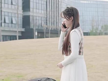 许你一生璀璨 #许你一生璀璨 #因为一个片段看了整部剧 #甜宠 唐玥和言奕辰是一对大学情侣,一次意外,唐玥得知自己竟与言奕辰的前女友孟柠长得十分相像,才得知自己原来只是个替身。明白这一切的唐玥痛苦之下和言奕辰提出分手,出国做交换生。五年后,二人再次相遇,只是一个是学成归国的外科医生,一个是双腿残疾的病人。面对曾经的恋人,还有暗恋自己的学弟同事,以及躲在暗处虎视眈眈的孟拧,唐玥和言奕辰破镜重圆之路走得堪称坎坷。直到唐玥发现言奕辰重病未愈的原因,以及双腿残疾的源头后,内心才开始动摇。同时,言奕辰的身体在唐玥的精心调理之下终于康复,他在站起来之后的第一件事情就是跟唐玥表白,请求她嫁给自己。内心早已原谅言奕辰的唐玥感动之下接受了言奕辰的求婚,两人终于在一起。