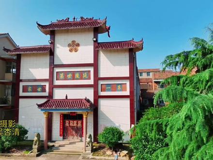 拍不完家乡的美 湖咀上村隶属于湖北省武穴市大法寺镇,距武穴市区十分钟左右车程,460多户,2800多人,2505亩耕地,1995年被黄冈市评为苎麻状元村,油菜村 居民以种粮、油、棉 为主 昔日的湖光山色,而今己成万亩良田,滋养一方百姓。村庄区位优势明显,路网四通八达,麻阳高速,石马公路惯穿全境,紧邻黄泥湖和武山湖,南眺武穴城区,西距大法寺镇庆四公里之遥,属地新学曾经的乡府所在地,今日依旧一条街,四里八乡群众的文商中心。湖咀上村历史悠久,尊师重教,人文底蕴淳厚,人才辈出, 这里先后走出七八个博士生二十多个硕士生……湖咀上人勤劳、善良、奋进和紧跟时代的变幻!#美丽乡村 #我为家乡代言 #家乡的变化 #航拍最美家乡 #武穴清尔摄影 @抖音小助手 @抖音创作者中心