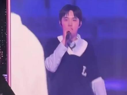 都暻秀中文控场也是信手拈来 魅力男😍说欧巴是中国人我也信!!! 嘟真的很喜欢唱歌 很享受舞台 #都暻秀 #EXO #EXO六巡 #EXO演唱会 cr. czt_ing 260509 EXO六巡演唱会中国台北场 金俊勉 朴灿烈 都暻秀 金钟仁 吴世勋 《Run》