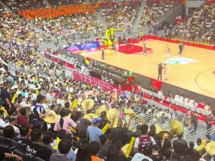 越来越多的广西草帽涌入CBA观众席,这个联盟会因为庞峥麟而来 #庞峥麟#广西篮球#江苏男篮#cba