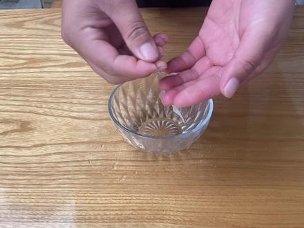 手上扎刺了别再用针挑,教你简单一招,很快让它自己跑出来
