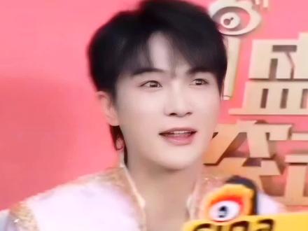 《吉量》彩排的时候有个小朋友跟周深差不多高🤣周深哥哥气势三米!#周深 #搞笑 #幕后花絮