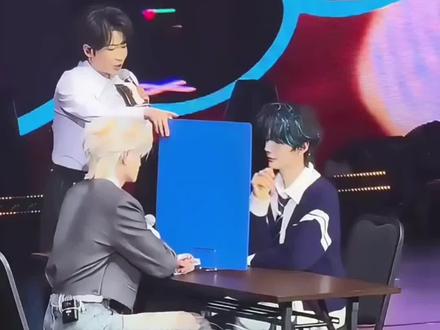 我最爱的游戏环节#澳门演唱会 肖肖今天游戏抓住了云旗的小辫子了,肖肖你继续帮他俩给我们放糖啊#@肖肖主持人 #郝熠然云旗