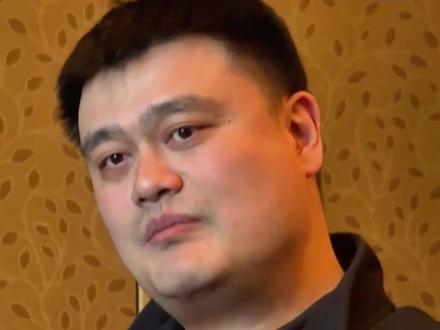 多年前,姚明曾提出一个大胆预判:未来篮球赛场,会出现身高两米一零以上的球员司职一号位。彼时这番话被视作天马行空的想象,如今再看,字母哥、文班亚马的崛起,已然成为这句话最有力的印证,也让世人彻底看清姚明对篮球发展的超前洞察力。不禁让人反思,倘若如今篮协依旧由姚明主导,中国男篮是否也能培育出属于自己的文班亚马?#姚明#文班亚马#字母哥