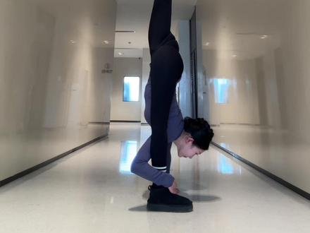 先这样再那样最后这样学会了吗#舞蹈生 #一字马 #危险动作请勿模仿 #抖音年味舞蹈大赏