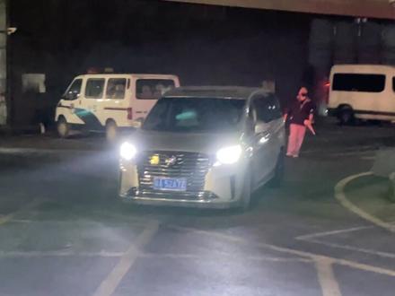 谁懂车开出来又倒回去,只为走出来跟我们打招呼,普普用温柔的声音说要注意安全啊,啊……脑袋嗡嗡一片空白,已经无法形容自己的心情了,云旗说只要我们想见就能见到没有骗我们#路透#遇明星#幸福