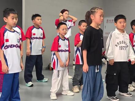 2025热门舞蹈 #喜欢跳舞哪里都是舞台 #2025热门舞蹈