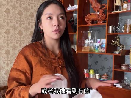 藏族人送哈达代表啥?新婚姑娘身上挂满哈达,几百条怎么处理? #西藏#藏文化 #献哈达 #藏族姑娘 #藏族