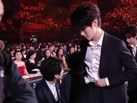 大家族团建来的 峰峻之夜好像长辈带小孩出去拜年啊,不愧是大家族。#时代峰峻 #时代少年团 #TOP #TFing #张艺凡