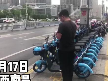 5月17日,江西南昌,红谷滩区正式投放携带头盔的共享电动自行车。