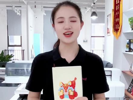 uv打印机 UV烫金工艺是怎么做的 UV烫金工艺的步骤如下:
设计和制作图案:根据客户需求,利用电脑绘制出烫金图案或文字,并转化为烫金版。
印刷UV油墨:将设计好的图案或文字印刷在需要烫金的材料表面,采用紫外线固化油墨,确保图案具有良好的耐磨性和耐候性。
烫金:将金属箔(如金箔、银箔)放在印刷好的UV油墨上,通过热压技术将金属箔烫印在材料表面,形成烫金效果。#源头工厂 #uv打印 #印刷行业 #uv平板打印机