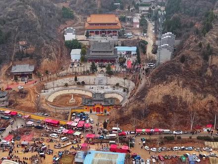 圣水寺,位于河南省新密市白寨镇杨树岗村圣水峪里的贾鲁河源头圣水泉北,距省会郑州仅有十五分钟路程。威坐九龙之汇,忱天桥吞南岑,气势磅礴。巍巍壮观,面南向北随山势而建,松柏青翠,谷鸣莺燕,圣水寺被圣水峪大峡谷的九个形似巨龙的山头拱卫,成为“九龙环抱圣水寺,一水传载诵经声”的著名胜景。圣水寺,始建于北魏献文帝时期,与“天中三林”(即:少林寺、竹林寺、洞林寺)齐名,相传观世音菩萨,驾祥云途经此地,为此景心动,叹曰:“水亦圣也,地亦灵也,民风淳也,汝等可渡也!”遂落云头,用宝瓶汲水而去。之后,百姓称泉水为“圣水”,山谷曰“圣水峪”,建寺曰“圣水寺”。#民俗文化 #我为家乡代言 #抖出你的家乡 #寺院 #新密同城会