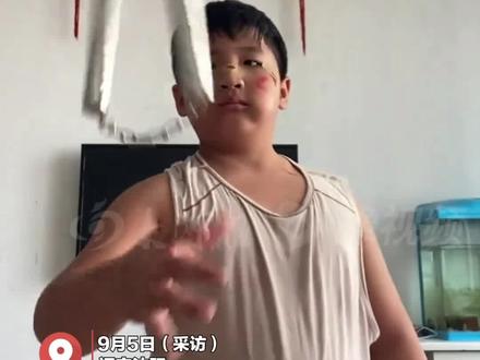 “宝剑锋从磨砺出 梅花香自鼻血来”
9岁男孩展示酷炫双节棍技艺
爸爸:之前的经历都挂在脸上了#训练动作 #居家锻炼 #青少年安全教育